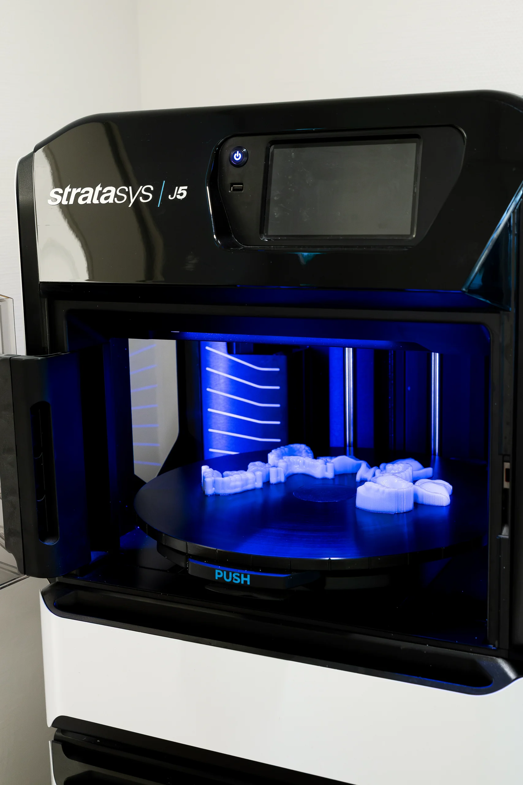 3D-Drucker mit Druckteilen auf der Bauplattform