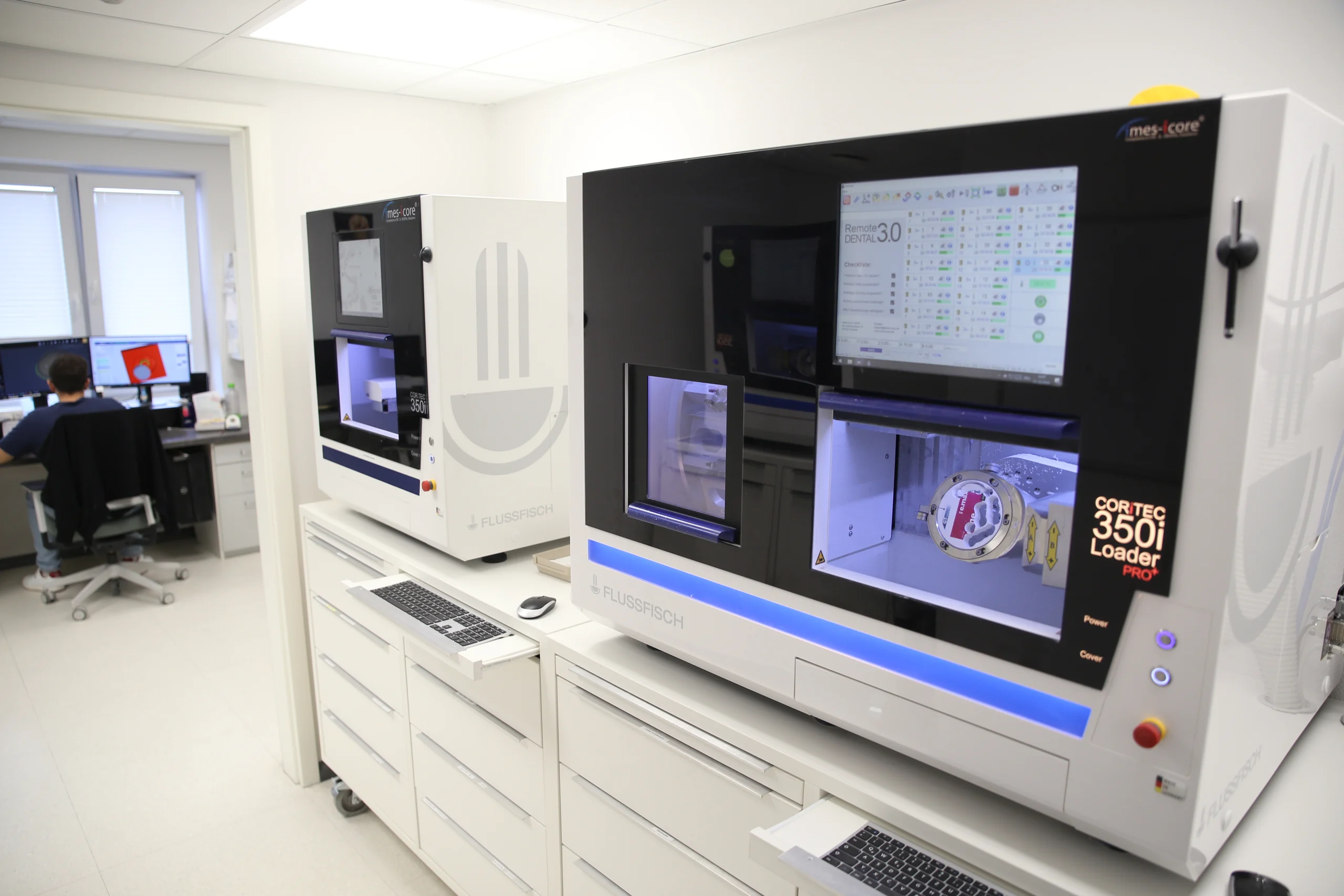 Zwei Fräsmaschinen in der Fräszentrale von Lübke Dentaltechnik
