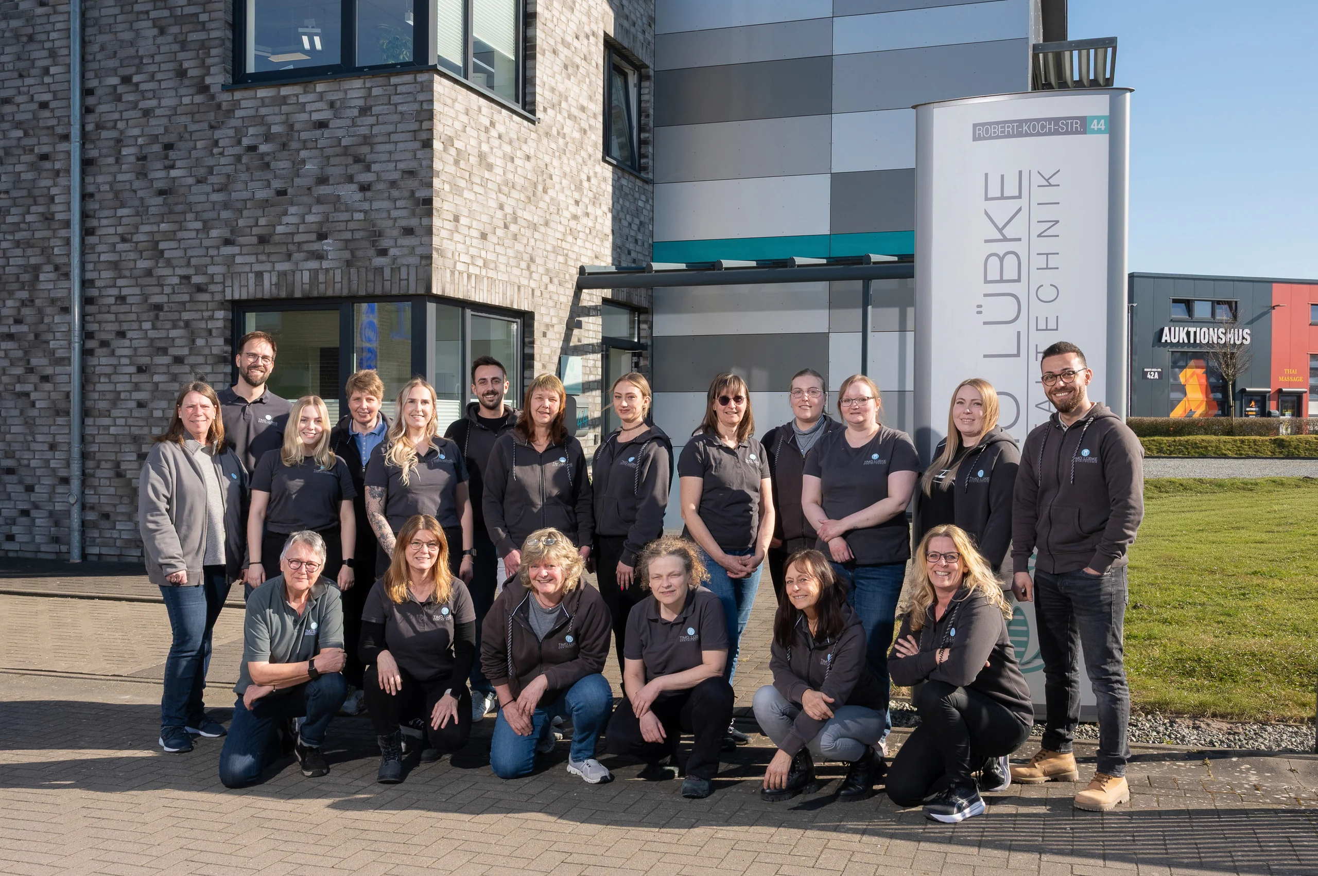 Team von Lübke Dentaltechnik vor dem Labor in der Robert-Koch-Straße in Husum