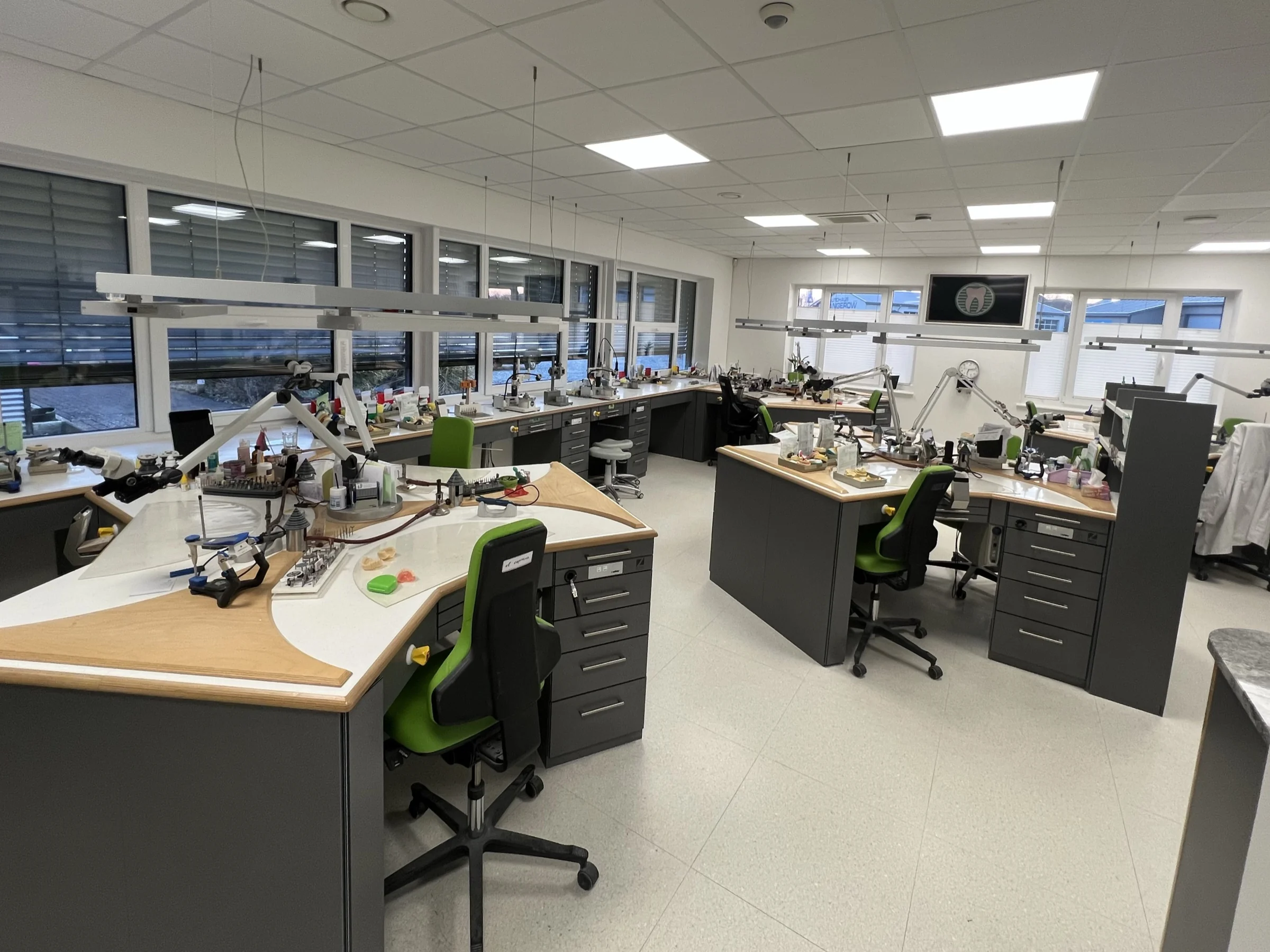 Heller zahntechnischer Arbeitsraum im Labor in Husum